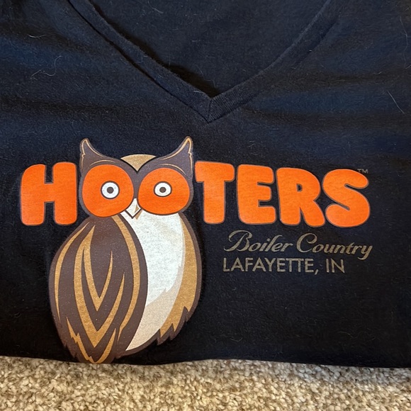 Hooters V Neck - Picture 3 of 3